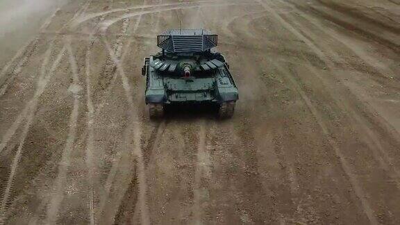 鸟瞰图-全速行驶的重型坦克