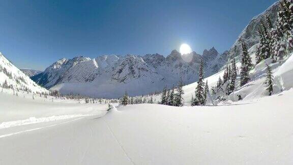 POV:在美丽的加拿大山区滑雪场滑雪的第一人称拍摄
