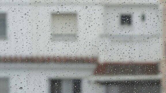 雨水滑进一幢住宅窗户的玻璃