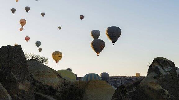 热气球飞过土耳其卡帕多西亚上空