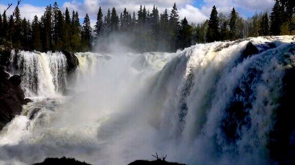 Jamtland西部的Ristafallet瀑布被列为瑞典最美丽的瀑布之一