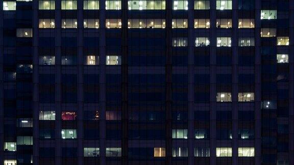 现代化的办公楼在晚上