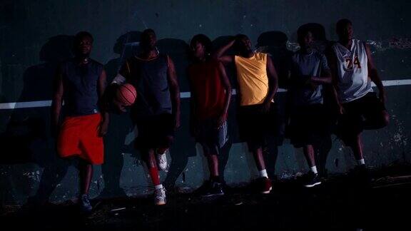 一群篮球运动员靠墙站成一排