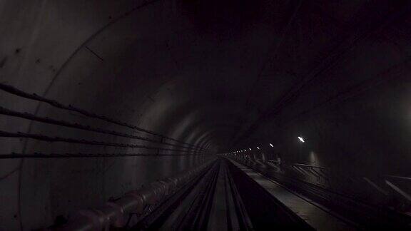 POV地铁列车反向通过地铁隧道