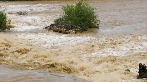 春季暴雨期间洪水泛滥河水浑浊