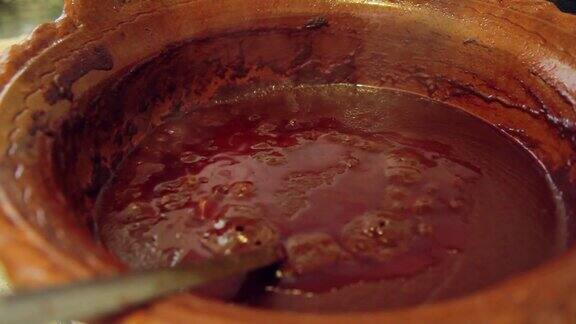 做正宗的墨西哥玉米粉蒸肉用黑痣和绿莎莎酱