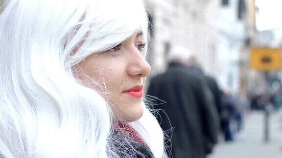 街道上的侧影是一个戴着白色假发的忧郁有趣的女人