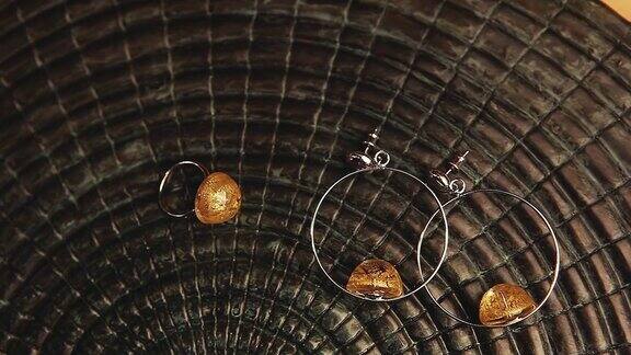 银耳环戒指慕拉诺玻璃设置老石头背景高清镜头