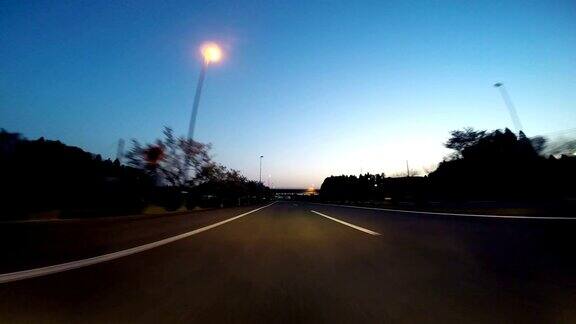 黄昏时分在东京郊区的高速公路上开车