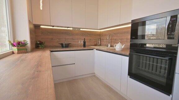 广角倾斜拍摄现代白色和木制米色厨房内部