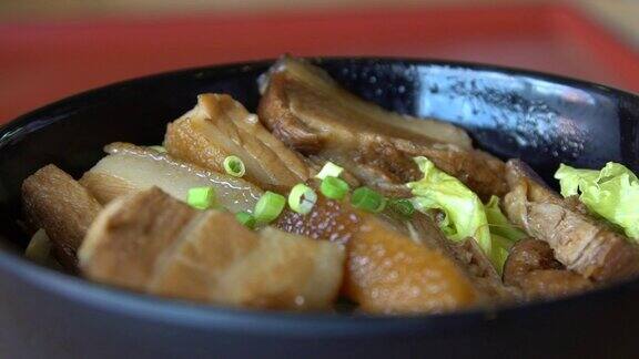 日本餐馆里人们用棍子吃猪肉的慢动作