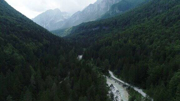 鸟瞰图上的山谷在山区