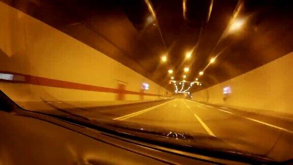 汽车通过隧道