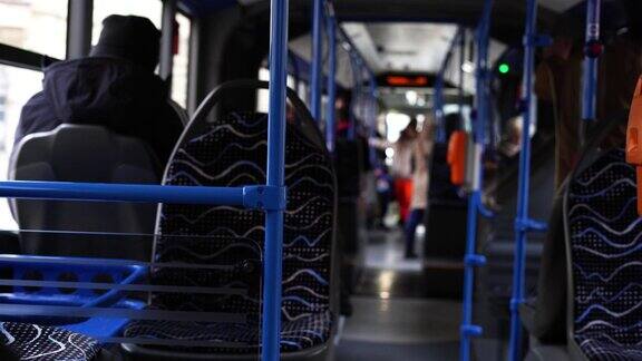 人们在乘坐公共汽车模糊的背景公共交通