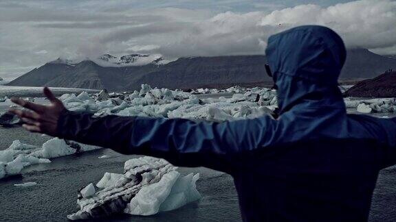 在冰川上张开双臂