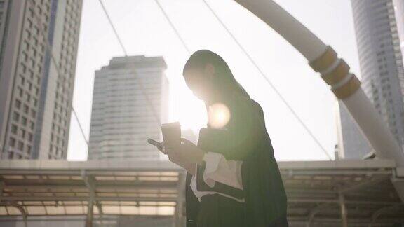 年轻女人街头漫步开心玩手机