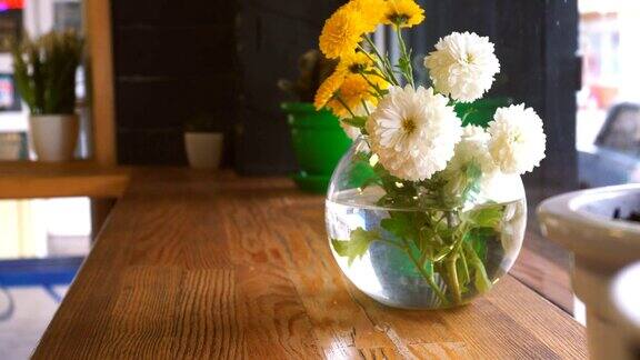 桌子上的玻璃花瓶里放着美丽的花