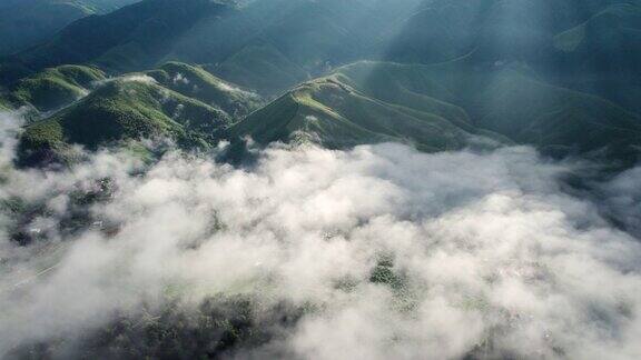 泰国北部的晨雾与山层的俯视图景观山脊和云层在乡村丛林丛林