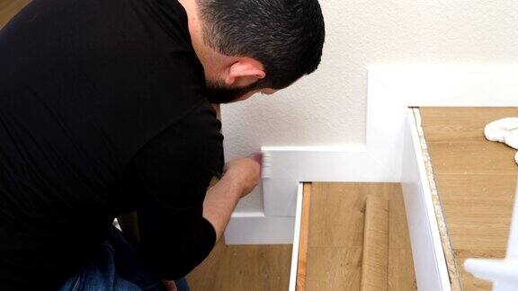 安装木制乙烯基地板后油漆和修饰踢脚板