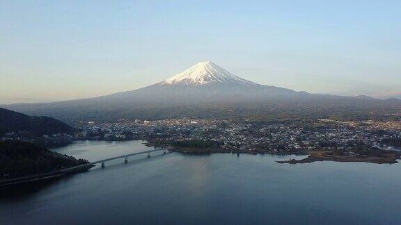 富士山从无人机飞在川口湖在一个晴朗的日子和晴朗的天空