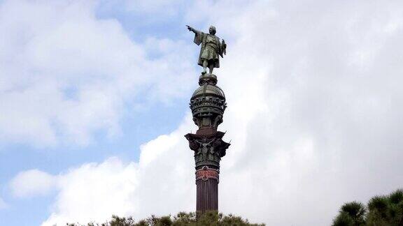 西班牙巴塞罗那的克里斯托弗·哥伦布纪念碑时间流逝云在背景中移动加泰罗尼亚