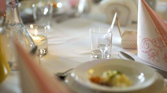 精美的餐桌浪漫的晚餐