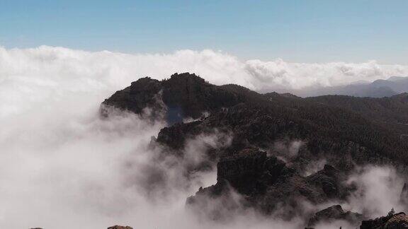 在云中飞行的无人机一个美丽的全景鸟瞰PicodelasNieves大加那利岛