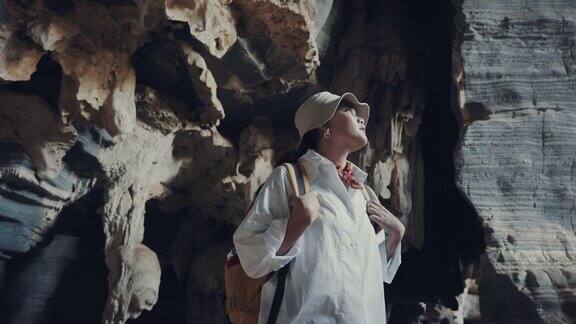 女游客探索洞穴