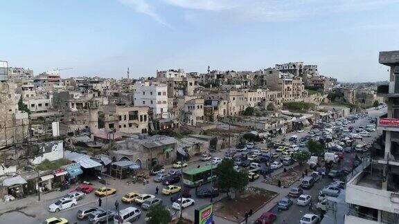 叙利亚阿勒颇的生活街道我们可以看到行人和汽车在道路上行驶-无人机4K鸟瞰图