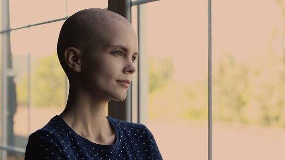 侧面近看肖像的秃头女性癌症患者