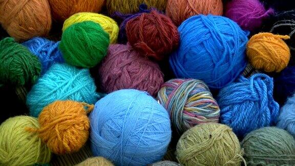 旋转许多毛线球用于编织