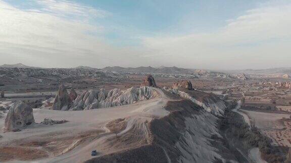 土耳其卡帕多西亚地貌的岩石形成电影空中向前