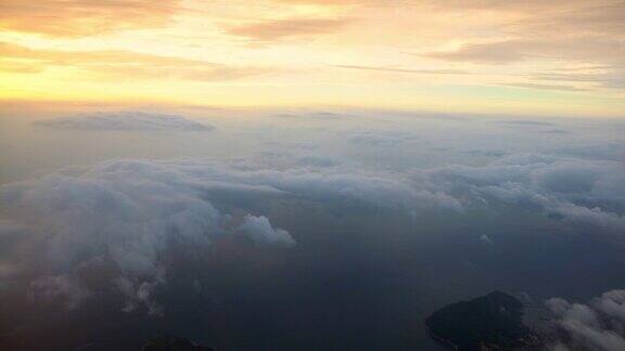 4K美丽的鸟瞰图釜山与日落通过飞机窗口