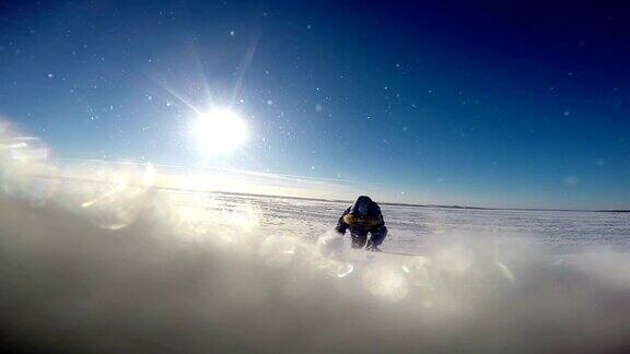 在无尽的极地沙漠上小极地探险家爬到摄像机前