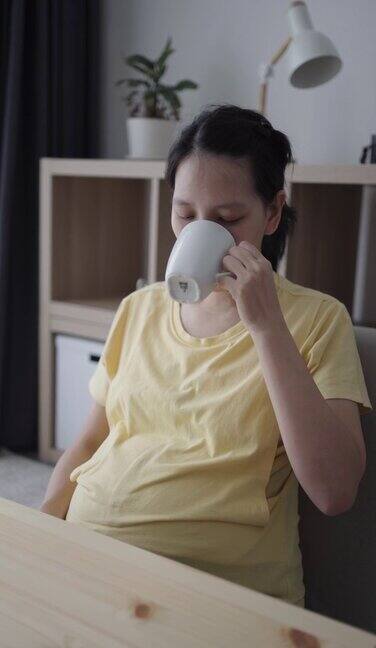 孕妇在客厅喝牛奶