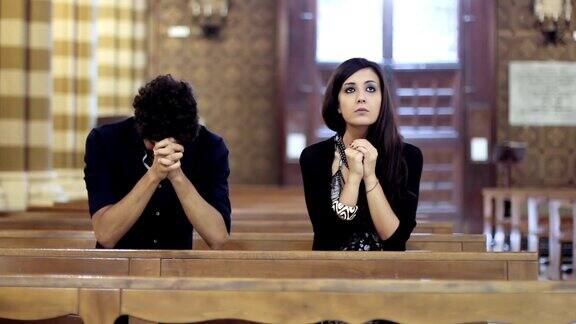 一对夫妇在教堂里祈祷