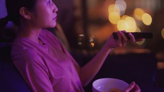 中国一名年轻女子晚上在电子平板电脑上看在线电影