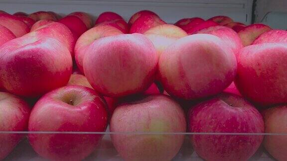 智能手机拍摄超市手推车上的红苹果