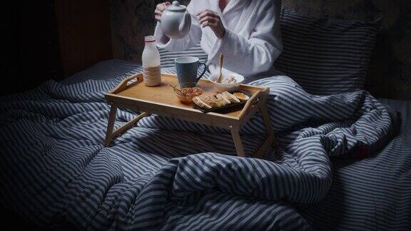 一个面目全非的女人在床上吃早餐
