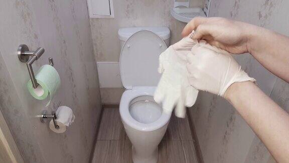 戴着乳胶手套的女人正准备洗厕所