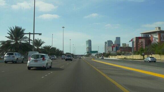 阿布扎比市晴天公路旅行侧窗街景4k阿拉伯联合酋长国