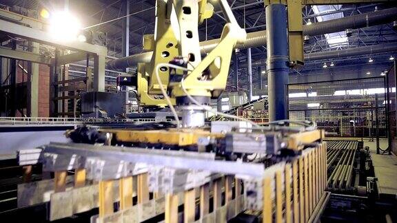 自动化的机器现代工业机器在工业工厂工作