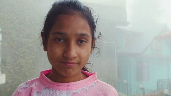 4K的南亚女孩看起来带着微笑西姆拉喜马偕尔邦印度