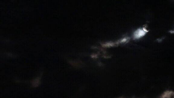 夜空中满月和移动的云