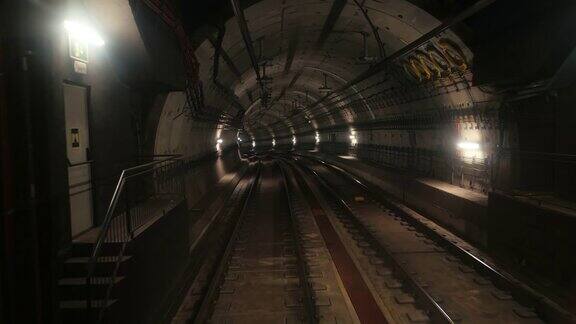从行驶的火车后窗看到的地铁隧道的景象地铁到达现代地铁站巴塞罗那一列地下列车沿着其路线行驶的长镜头4k