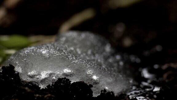 融化的雪融化的冰泉水春天的时间