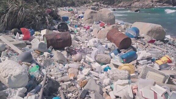 被塑胶及垃圾覆盖的海滩对环境造成破坏导致香港气候变化空中无人机视图