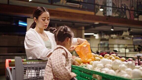 母女俩在超市一起挑选土豆