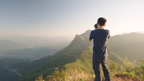 摄影师在泰国清莱省著名的旅游景点DoiPhaTang拍摄山景