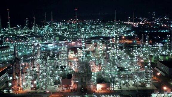 带储罐的炼油厂鸟瞰图